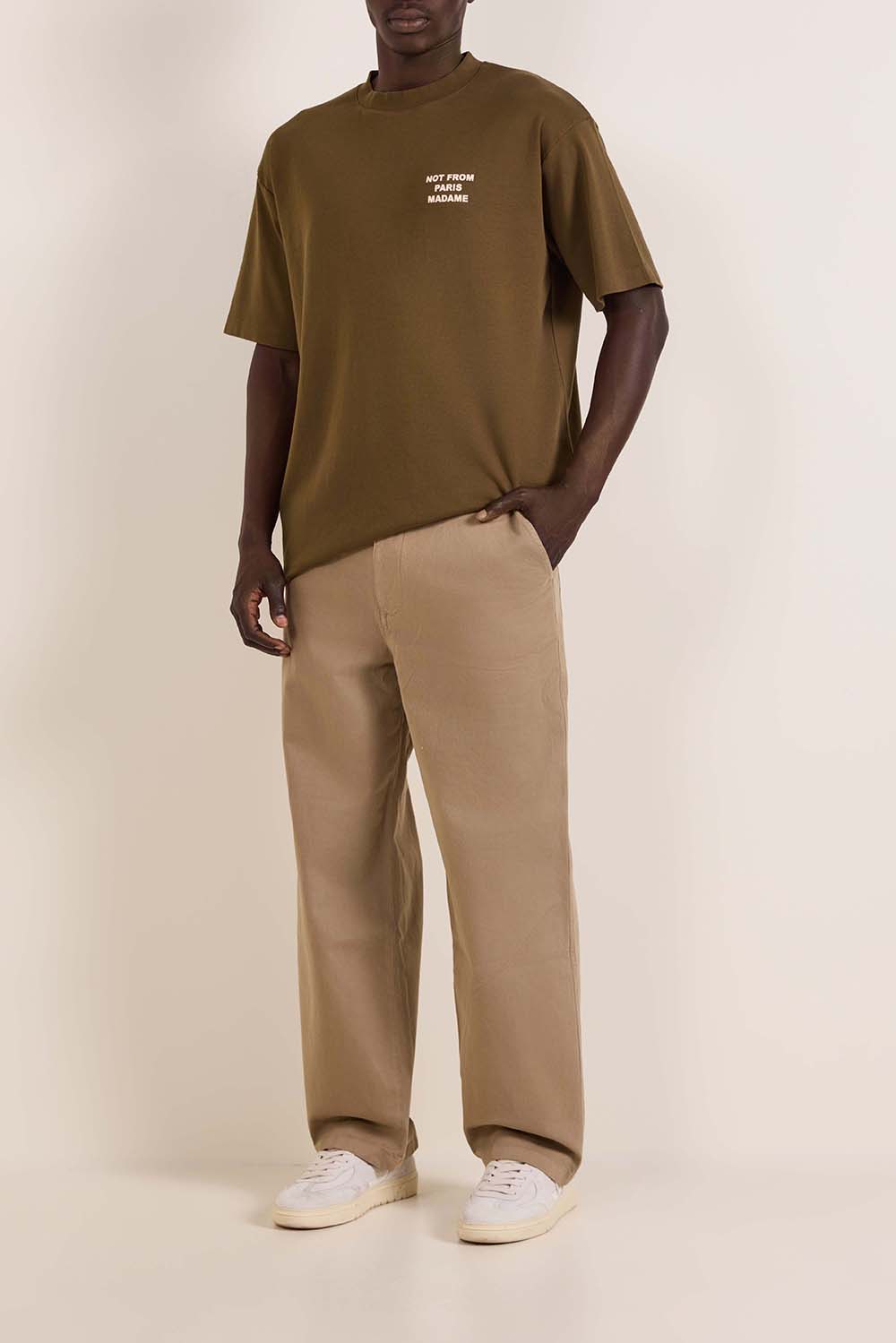 תמונת כל הלוק של חולצת טי